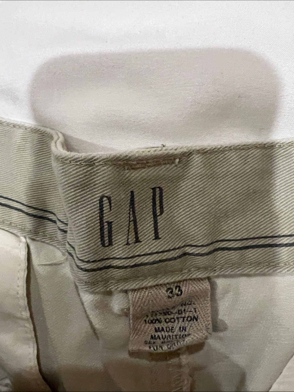 GAP Men's Flat Front Shorts in Light Khaki - Waist 33 - Picture 3 of 5